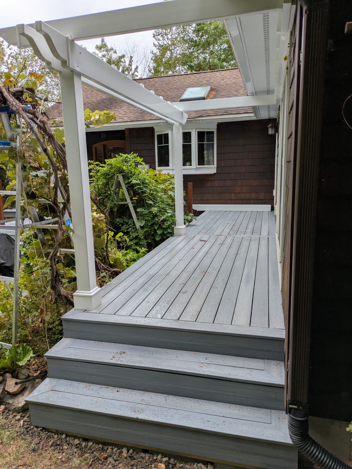 Side deck with pergola entrance